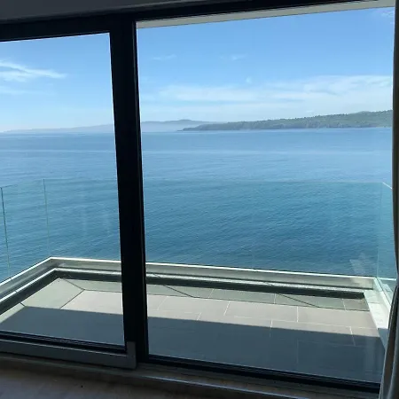 Modern Waterfront 1-br With Aircon