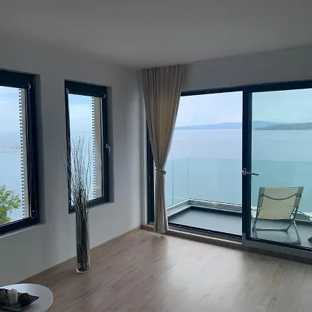 Modern Waterfront 1-br With Aircon
