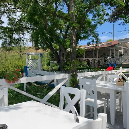 Modern Waterfront 1-br With Aircon