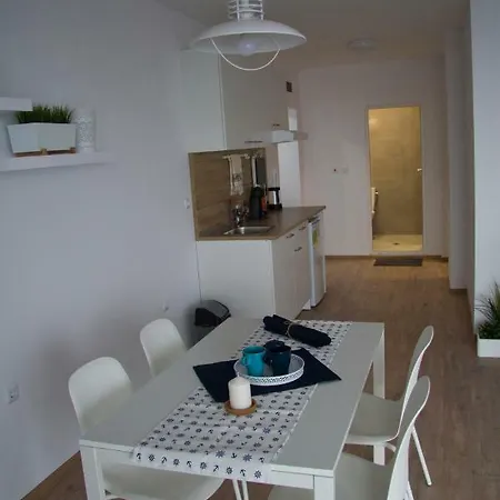 Modern Waterfront 1-br With Aircon *
