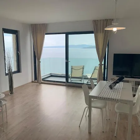 Modern Waterfront 1-br With Aircon Apartment