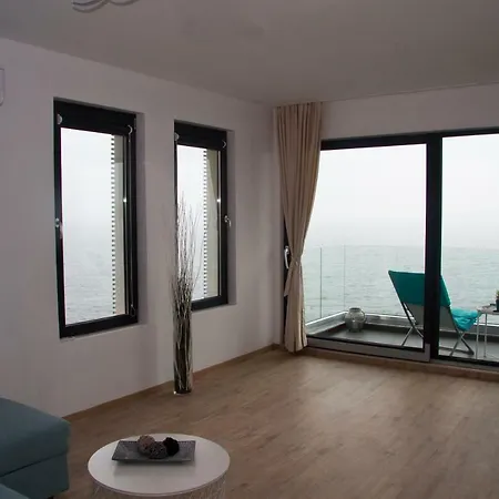 Modern Waterfront 1-br With Aircon Apartment